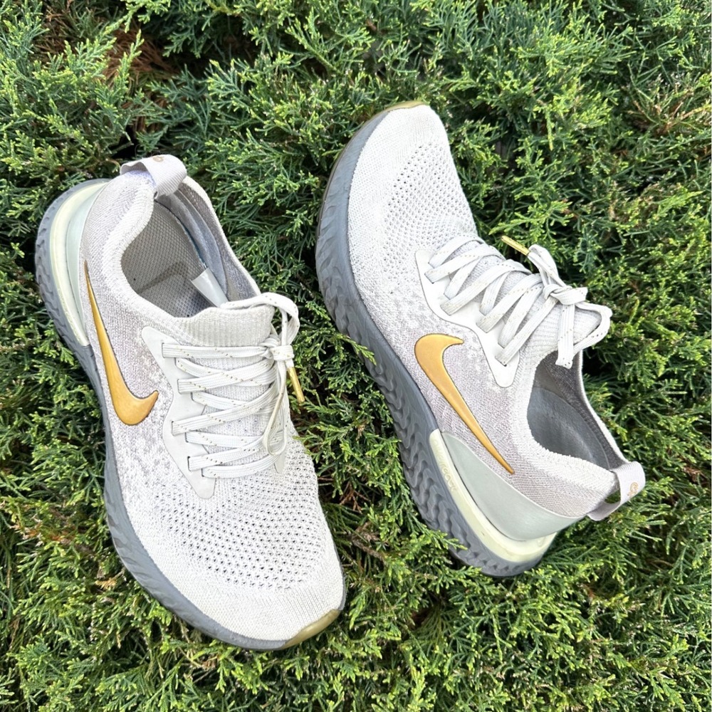 Nike Women's Epic React Flyknit 2 Athletic Shoes Size 8 Vast Grey Metallic Gold